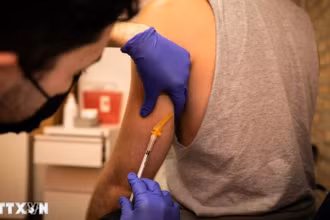 Nhân viên y tế tiêm vaccine phòng bệnh đậu mùa khỉ cho người dân. (Ảnh: THX/TTXVN)