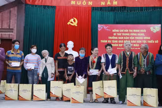 Đồng chí Bùi Thị Minh Hoài trao quà Tết tặng đồng bào dân tộc thiểu số ở huyện Hiệp Đức.