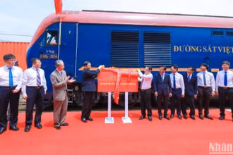 Tổng Công ty Đường sắt Việt Nam tổ chức đón chuyến tàu hàng đầu tiên chuyên tuyến Thạch Gia Trang (Trung Quốc) - Yên Viên (Việt Nam).