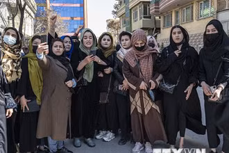Phụ nữ Afghanistan biểu tình đòi các quyền lợi tại thủ đô Kabul ngày 8/3/2023. (Ảnh: AFP/TTXVN)