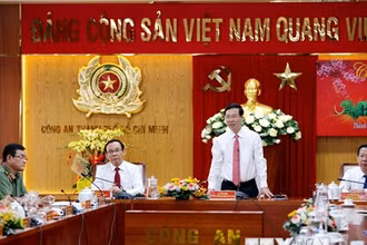 Thường trực Ban Bí thư Võ Văn Thưởng chúc Tết lực lượng Công an Thành phố Hồ Chí Minh. (Ảnh: Thành Chung/TTXVN)
