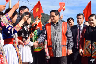 Thủ tướng Phạm Minh Chính tới dự Ngày hội Đại đoàn kết toàn dân tộc tại xã Sà Dề Phìn, huyện Sìn Hồ.