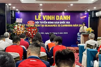 Bà Lê Thị Hoàng Yến, Tổng cục phó Thể dục-Thể thao phát biểu tại buổi lễ. 