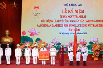 Quyền Chủ tịch nước Võ Thị Ánh Xuân trao danh hiệu Anh hùng Lực lượng vũ trang nhân dân tặng Bộ Tư lệnh Cảnh vệ.