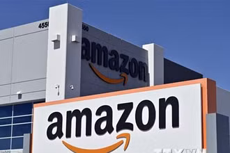Biểu tượng Tập đoàn công nghệ Amazon của Mỹ tại một trung tâm phân phối ở North Las Vegas, Nevada. (Ảnh: AFP/TTXVN)