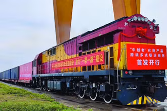 Một chuyến tàu liên vận giữa hai nước Việt Nam và Trung Quốc. (Ảnh: Sina.com.cn)