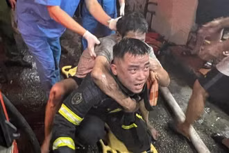 Cảnh sát phòng cháy chữa cháy và cứu nạn cứu hộ đưa người dân thoát khỏi đám cháy.