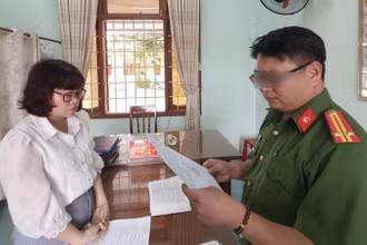 Phòng Cảnh sát kinh tế tống đạt Quyết định đối với bị can Nguyễn Thị Dung. (Ảnh: Công an tỉnh Quảng Ngãi cung cấp)