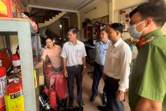Lực lượng liên ngành kiểm tra tại Công ty TNHH Kim Sơn Minh.