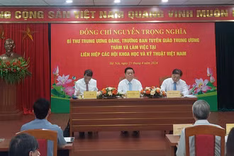 Đoàn công tác lắng nghe ý kiến của các nhà khoa học, trí thức.