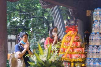Cho dù trời mưa to, người dân tới chùa Phúc Khánh thành tâm cầu khấn dịp Lễ Vu Lan.