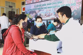 Cán bộ quân y Bộ đội Biên phòng tỉnh Đắk Lắk khám bệnh, tư vấn sức khỏe cho người dân biên giới xã Ia R’vê, huyện Ea Súp.