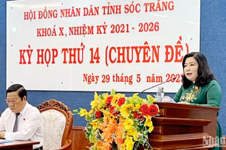 Chủ tịch HĐND tỉnh Sóc Trăng Hồ Thị Cẩm Đào phát biểu tại kỳ họp.