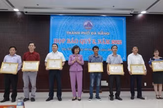 Đồng chí Ngô Thị kim Yến, Phó Chủ tịch UBND thành phố tặng Bằng khen cho Cơ quan Thường trực Báo Nhân Dân tại Đà Nẵng và các đơn vị về công tác phòng, chống dịch Covid-19.