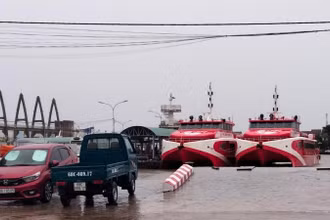 Do thời tiết xấu, tàu khách từ thành phố Rạch Giá, tỉnh Kiên Giang đi các đảo của tỉnh Kiên Giang ngưng hoạt động.