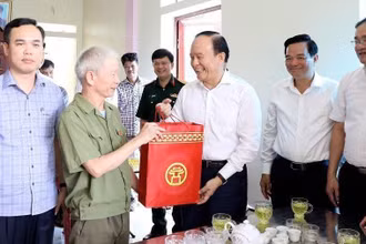 Chủ tịch Hội đồng nhân dân thành phố Hà Nội thăm, tặng quà gia đình thương binh dịp 27/7.