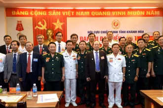 Ban Chấp hành mới chụp ảnh lưu niệm cùng đại biểu. (Ảnh: CÔNG THI)
