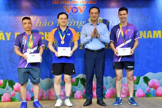 Các vận động viên giành Huy chương Vàng ở nội dung đơn nam lãnh đạo, đơn nam trên 45 tuổi và đơn nam dưới 45 tuổi.