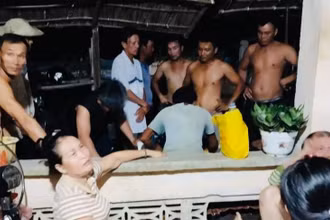 Gia đình nạn nhân đau buồn khi cùng lúc mất 3 người thân. 