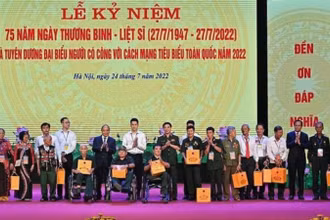 Chủ tịch nước Nguyễn Xuân Phúc; lãnh đạo Đảng, Nhà nước tặng quà đại diện đại biểu người có công với cách mạng tại Lễ kỷ niệm 75 năm Ngày Thương binh-Liệt sĩ và tuyên dương đại biểu người có công với cách mạng tiêu biểu toàn quốc năm 2022, ngày 24/7/2022. (Ảnh: Đăng Khoa)