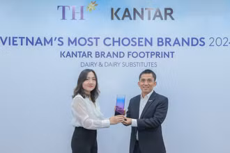 Ông Trương Quốc Bảo, Giám đốc Marketing Tập đoàn TH đại diện nhận cup chứng nhận vinh danh TH, một trong top những thương hiệu được người tiêu dùng lựa chọn nhiều nhất, có mức tăng trưởng chỉ số tiếp cận người tiêu dùng cao nhất trong Tốp 5 thương hiệu sữa và sản phẩm thay thế sữa trên thị trường Việt Nam.