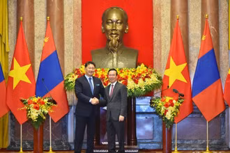 Chủ tịch nước Võ Văn Thưởng và Tổng thống Mông Cổ Ukhnaagiin Khurelsukh sau buổi gặp gỡ báo chí.