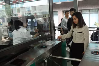 Người dân sử dụng vé điện tử để đi xe buýt.