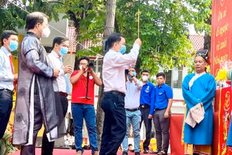 Lãnh đạo quận 6 thực hiện nghi thức dâng hương các Vua Hùng.