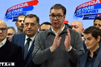 Tổng thống Serbia Aleksandar Vucic (giữa) phát biểu với báo giới tại trụ sở đảng Tiến bộ Serbia (SNS) ở Belgrade, ngày 17/12/2023. (Ảnh: AFP/TTXVN)