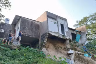 Tình trạng sạt lở xảy ra tại tổ 14, thị trấn Vị Xuyên, huyện Vị Xuyên.