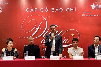 Ekip thực hiện thông tin về chương trình "Điều còn mãi" 2023.