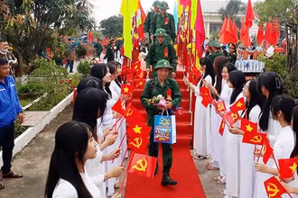 Thanh niên thành phố Tam Kỳ hăng hái lên đường nhập ngũ.