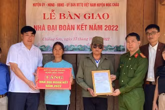 Các đơn vị trao nhà đại đoàn kết cho hộ nghèo tại xã Chiềng Sơn, huyện Mộc Châu.