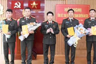Lãnh đạo Công an tỉnh Thanh Hóa trao thưởng cho các tập thể tham gia chuyên án.