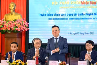 Tổng Biên tập Báo Nhân Dân Lê Quốc Minh, Giám đốc quốc gia KOICA Việt Nam Cho Han-Deog, Giám đốc Học viện Báo chí và Tuyên truyền Phạm Minh Sơn và các đại biểu chủ trì Hội thảo.
