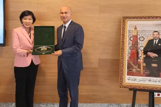 Đại sứ Đặng Thị Thu Hà thay mặt Ủy ban ASEAN tại Rabat tặng kỷ niệm chương cho các cơ quan đồng tổ chức hội thảo.