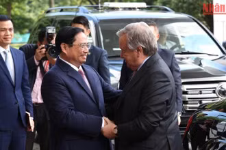 Thủ tướng Phạm Minh Chính đón Tổng Thư ký Liên hợp quốc António Guterres. (Ảnh: Trần Hải)