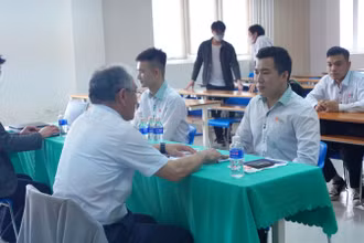 Sinh viên trực tiếp trả lời phỏng vấn, tìm kiếm việc làm tại sự kiện.