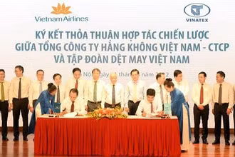 Lãnh đạo Vinatex và Vietnam Airlines ký thỏa thuận hợp tác.