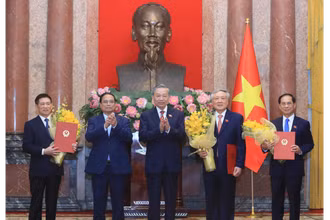 Tổng Bí thư, Chủ tịch nước Tô Lâm trao Quyết định bổ nhiệm, Thủ tướng Phạm Minh Chính tặng hoa chúc mừng các Phó Thủ tướng Nguyễn Hòa Bình, Bùi Thanh Sơn và Hồ Đức Phớc. (Ảnh: Lâm Khánh/TTXVN)