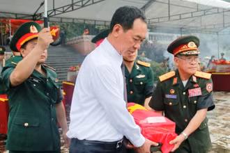 Lãnh đạo tỉnh Thanh Hóa tiếp nhận, tham gia an táng liệt sĩ.