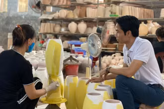 Sản xuất gốm tại làng nghề Gốm Bát Tràng (Hà Nội).