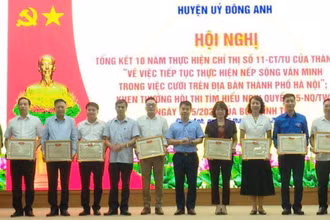 Huyện Đông Anh tuyên dương những tập thể, cá nhân gương mẫu trong thực hiện cưới văn minh.