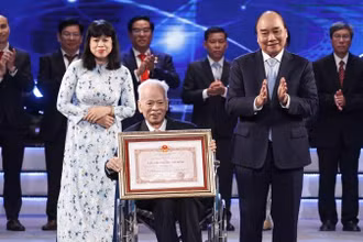Chủ tịch nước Nguyễn Xuân Phúc trao Giải thưởng Hồ Chí Minh cho Giáo sư, Tiến sĩ khoa học Nguyễn Quang Hồng, tác giả công trình "Tự điển chữ Nôm dẫn giải". (Ảnh: Thống Nhất/TTXVN)