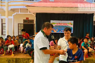 Cán bộ quân y Đồn Biên phòng Mường Lèo hướng dẫn học sinh cách sơ cứu khi bị tai nạn hay thương tích.