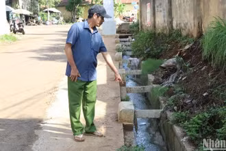 Ông Đoàn Ngọc Minh nhà ở ngay đầu đường Võ Văn Tần thuộc tổ dân phố 2, phường An Lạc, thị xã Buôn Hồ bức xúc mỗi khi mưa lớn nước mưa từ hệ thống thoát nước hai bên Quốc lộ 29 đang thi công đổ dồn vào mương thoát nước đường Võ Văn Tần khiến nước thoát không kịp tràn vào nhà dân.