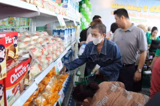 Người dân khu vực quận 7 náo nức chọn lựa hàng hóa chủ yếu là nhu yếu phẩm tại “Gian hàng 0 đồng”.