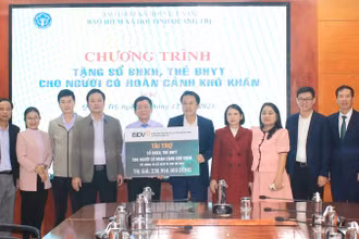 Ông Dương Văn Hà, thay mặt BIDV Chi nhánh Quảng Trị trao biểu trưng 50 sổ bảo hiểm xã hội và 400 thẻ bảo hiểm y tế cho Bảo hiểm xã hội tỉnh.
