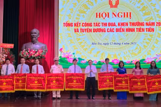 Chủ tịch Ủy ban nhân dân tỉnh Bến Tre Trần Ngọc Tam trao Cờ thi đua của UBND tỉnh cho các tập thể có thành tích xuất sắc.