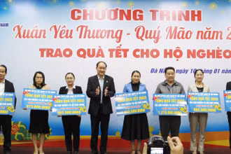 Phân bổ các suất quà Tết về các quận, huyện để trao cho hộ nghèo trên địa bàn.